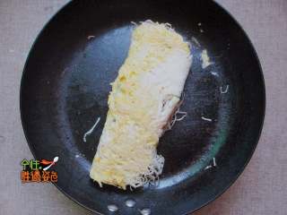 9、家常版烤冷面（面条版）,左右卷起来