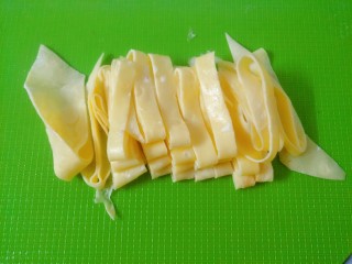 3、酸汤鱼火锅&骨汤火锅,蛋燕是我们福建福州一道特有的小吃，此菜口感滑溜，过年过节家里必备的一道菜