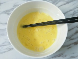 4、酸汤鱼火锅&骨汤火锅,鸡蛋用筷子打散