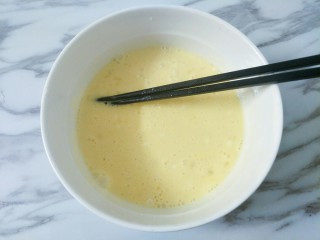 6、酸汤鱼火锅&骨汤火锅,把调好的地瓜粉倒入鸡蛋中拌匀