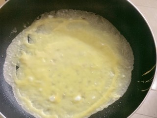 7、酸汤鱼火锅&骨汤火锅,平底锅刷一层薄薄的油预热，倒入少量蛋液迅速转匀