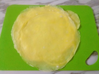 8、酸汤鱼火锅&骨汤火锅,煎到面上凝固就可以掀起来了，吃的时候切条煮一下即可