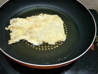 9、酸汤鱼火锅&骨汤火锅,超市买的豆皮入锅油炸，油热后放下去立马就得翻面夹起