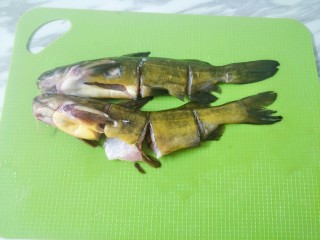 11、酸汤鱼火锅&骨汤火锅,黄甲鱼宰杀处理干净，鱼身上切几刀不要切断