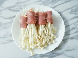 12、酸汤鱼火锅&骨汤火锅,金针菇洗净，用培根卷起来