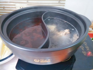 13、酸汤鱼火锅&骨汤火锅,鸳鸯锅里，一边加入熬好的筒骨汤，一边加入酸汤鱼底料