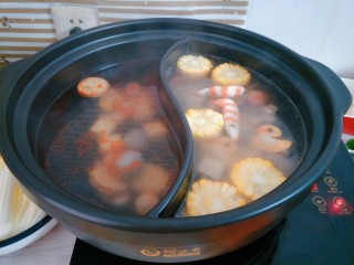 14、酸汤鱼火锅&骨汤火锅,汤开后加入玉米、丸子先煮15分钟