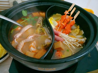 15、酸汤鱼火锅&骨汤火锅,加入培根金针菇卷、骨肉相连、皮皮虾煮15分钟，具体时间看火力大小