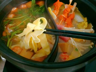 18、酸汤鱼火锅&骨汤火锅,蛋燕本身就煎熟了，吃的时候烫一会就可以夹起了，煮太久会烂掉的