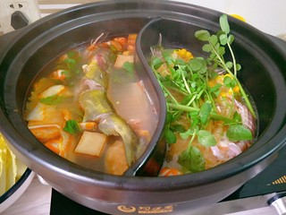 19、酸汤鱼火锅&骨汤火锅,黄甲鱼一整只放入酸汤鱼底料中煮15分钟