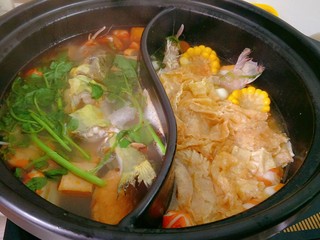 21、酸汤鱼火锅&骨汤火锅,豆皮放进去烫一会即可
