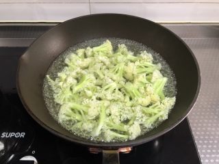 4、干锅菜花,菜花开水下锅，焯烫1分钟捞出沥干水分备用