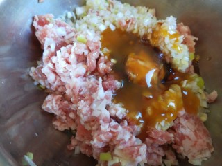 3、鱼香茄盒,倒入葱姜末，