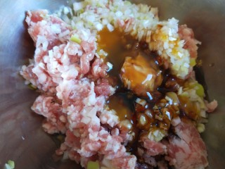 4、鱼香茄盒,倒入酱油。