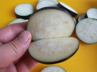6、鱼香茄盒,茄子切成连刀片。