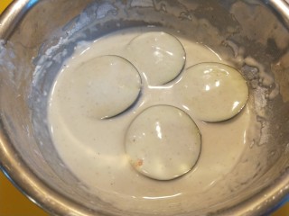 11、鱼香茄盒,沾均匀料糊。