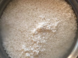 2、红枣粽子,糯米淘洗干净后泡水一夜