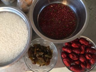 4、红枣粽子,红枣洗净泡一下，加了点葡萄干有点酸这个不建议加了