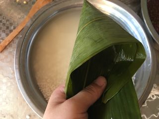 6、红枣粽子,卷成漏斗状，底部确保不漏米