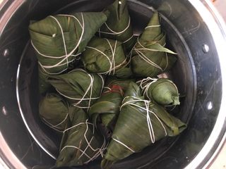 8、红枣粽子,自己第一次摸索，也保证不了什么好看的形状了，包紧裹严就OK