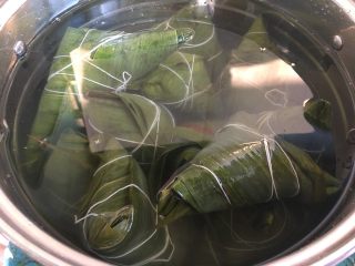 9、红枣粽子,放入锅里加水没过粽子，大火煮开后继续中小火煮1个半小时