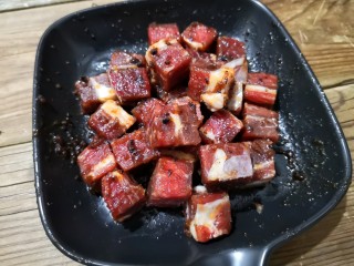 4、彩椒牛肉粒,前半小时每10分钟抓拌一下，给牛肉粒做个全身按摩。然后盖保鲜膜放进冰箱冷藏一夜入味。