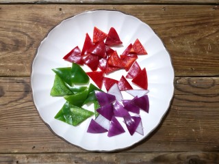 5、彩椒牛肉粒,彩椒，洋葱洗净切滚刀片。