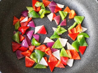 7、彩椒牛肉粒,下入彩椒和洋葱爆炒断生后盛出备用。