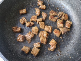9、彩椒牛肉粒,大火爆炒2-3分钟，大火能快速封锁住牛肉粒里面的肉汁，让牛肉吃起来口感软嫩多汁。