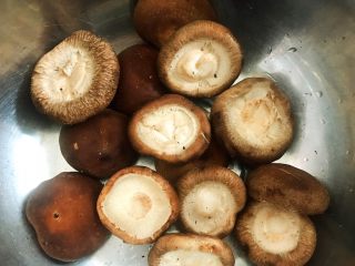 3、香菇鹌鹑蛋,减去香菇梗尽量把里面的肉肉往下压余出空间