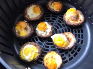 7、香菇鹌鹑蛋,炸好的香菇鹌鹑蛋看起来很诱人噢