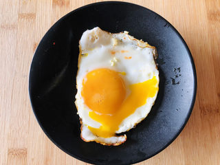 5、部队火锅,鸡蛋提前煎好备用。