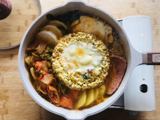 11、部队火锅,继续煮至芝士融化。