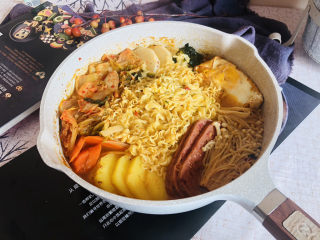 13、部队火锅,直接上锅开吃。