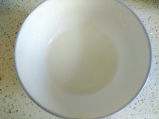 6、木耳黄瓜烧豆腐,两勺淀粉加适量清水,调匀