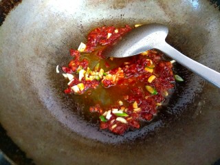 8、木耳黄瓜烧豆腐,放入葱姜蒜翻炒