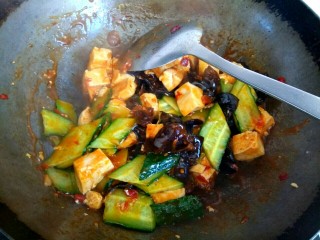 13、木耳黄瓜烧豆腐,加入水淀粉,汤汁粘稠,翻炒均匀即可