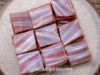 1、羊肉抓饭,大米提前浸泡半小时，羊肉挑选肥瘦适中的小羊排，鹰嘴豆冷水泡发过夜