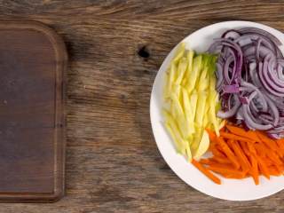 2、羊肉抓饭,胡萝卜、黄萝卜切成细长条，洋葱切丝