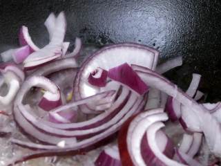 3、羊肉抓饭,热锅起油，下洋葱丝煸炒