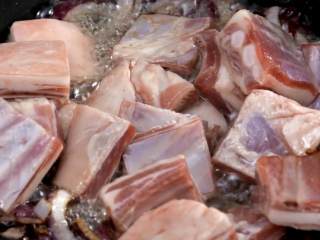 4、羊肉抓饭,洋葱颜色变透明后加羊排翻炒