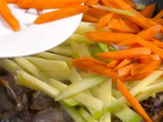 5、羊肉抓饭,羊肉表面发黄时，加胡萝卜和黄萝卜