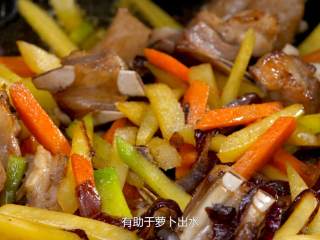 6、羊肉抓饭,加少许盐让萝卜出水
