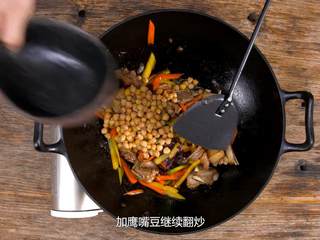 7、羊肉抓饭,萝卜炒软时加鹰嘴豆继续翻炒