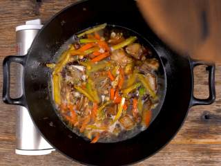 8、羊肉抓饭,加没过食材的水，加盖大火煮沸