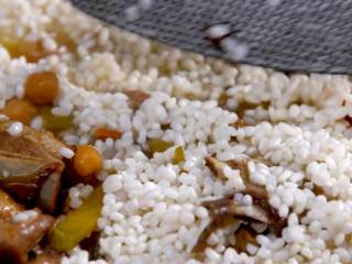 9、羊肉抓饭,转中火煮20分钟，加入大米