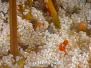 10、羊肉抓饭,米铺平后戳小孔使成熟均匀