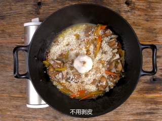 11、羊肉抓饭,加整颗蒜，加盖小火焖煮10分钟