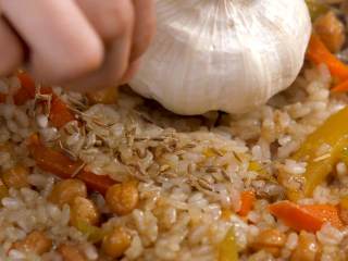 12、羊肉抓饭,翻动米饭，加入少许孜然粒，继续焖煮10分钟