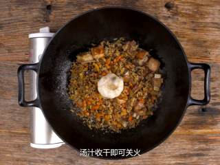 13、羊肉抓饭,米饭煮熟，汤汁收干，即可关火